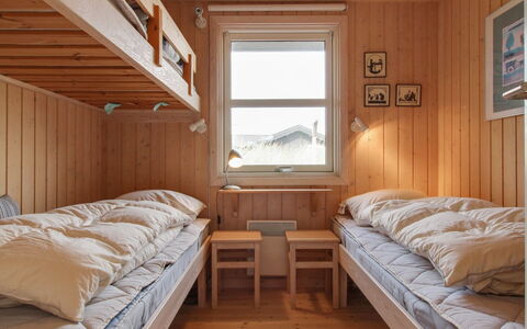 Eunike - 220M from the Sea: Legna, Letto A Castello, Camera Da Letto, Letto, Lenzuolo, Bedding, Telaio Del Letto, Color Legno, Dormitorio, Latifoglie