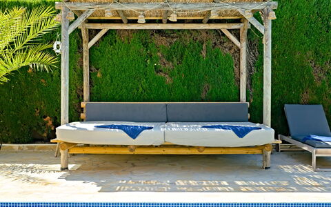 Villa la Colina: Blu, Rettangolo, Divano, Pianta, Mobili Da Esterno, Shade, Albero, Tempo Libero, Divano Letto, Comfort