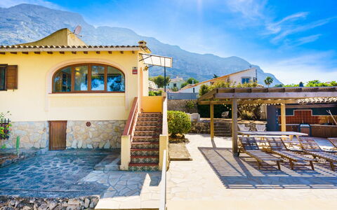 Casa Xirimoia: Cielo, Proprietà, Costruzione, Neve, Finestra, Legna, Pendenza, Casa, Albero