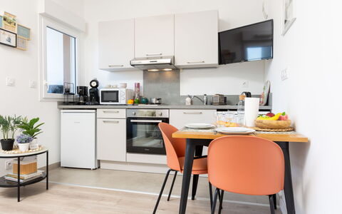 Résidence de L'Hermine: Mobilia, Interior Design, Pavimentazione, Controsoffitto, Cucina, Camera, Elettrodomestico Da Cucina, Pavimento, Sedia, Cabinetry