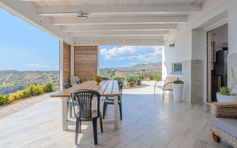 Orizzonte Holidays: Tavola, Cielo, Tavolo, Proprietà, Pianta, Mobilia, Costruzione, Nube, Dishware, Tazza