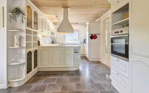 Aku - 24Km from the Sea: Pavimentazione, Interior Design, Pavimento, Mobilia, Legna, Soffitto, Cucina, Controsoffitto, Cabinetry, Lampada