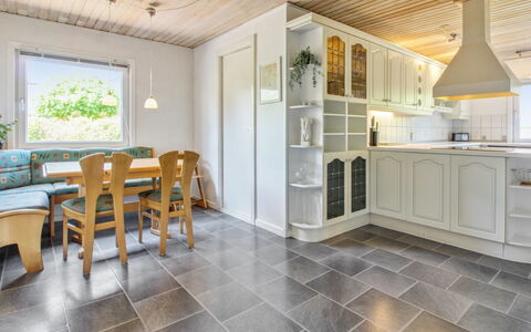 Aku - 24Km from the Sea: Pavimentazione, Legna, Pavimento, Interior Design, Soffitto, Pavimento In Legno, Piastrella, Color Legno, Latifoglie, Cucina