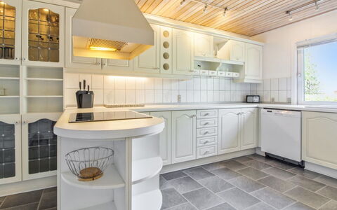 Aku - 24Km from the Sea: Pavimentazione, Interior Design, Cucina, Legna, Cabinetry, Soffitto, Pavimento, Controsoffitto, Mobilia, Lampada