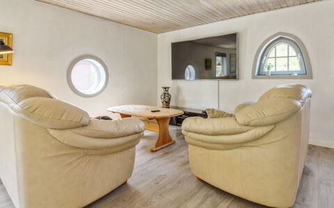 Aku - 24Km from the Sea: Interior Design, Pavimentazione, Parete, Mobilia, Legna, Pavimento, Divano, Soffitto, Soggiorno, Pavimento In Legno