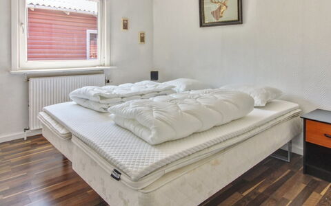 Aku - 24Km from the Sea: Letto, Mobilia, Camera Da Letto, Pavimento, Legna, Lenzuolo, Pavimentazione, Bedding, Interior Design, Biancheria