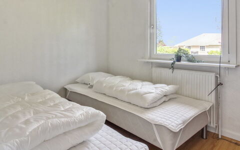 Aku - 24Km from the Sea: Letto, Camera Da Letto, Pavimento, Mobilia, Legna, Lenzuolo, Bedding, Interior Design, Pavimentazione, Camera