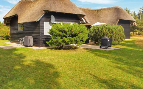 Eetu - 1.3Km from the Sea: Finestra, Facciata, Zona Residenziale, Casa, Materiale Composito, Finestra A Ghigliottina, Estate, Raccordo, Illuminazione Diurna