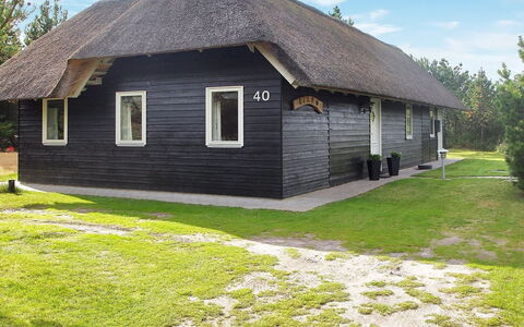 Eetu - 1.3Km from the Sea: Finestra, Facciata, Zona Residenziale, Casa, Materiale Composito, Finestra A Ghigliottina, Estate, Raccordo, Illuminazione Diurna