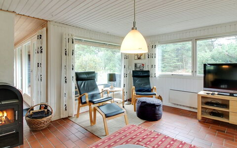 Eetu - 1.3Km from the Sea: Finestra, Facciata, Zona Residenziale, Casa, Materiale Composito, Finestra A Ghigliottina, Estate, Raccordo, Illuminazione Diurna