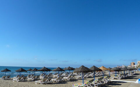 Fuengirola Beach View: Tavolo, Pianta, Costruzione, Cielo, Nube, Legna, Portico, Shade, Interior Design, Sedia