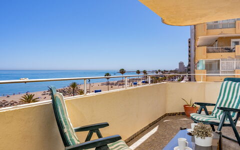 Fuengirola Beach View: Tavolo, Pianta, Costruzione, Cielo, Nube, Legna, Portico, Shade, Interior Design, Sedia