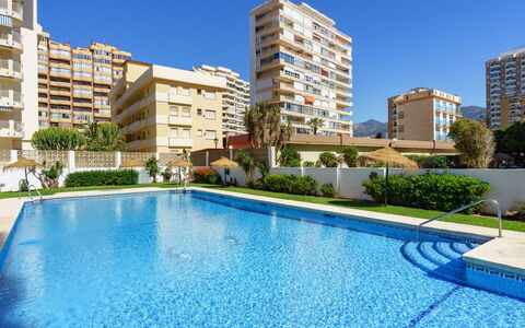 Fuengirola Beach View: Tavolo, Pianta, Costruzione, Cielo, Nube, Legna, Portico, Shade, Interior Design, Sedia