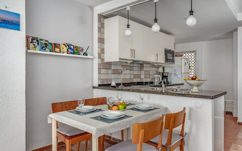 Fuengirola Beach View: Tavolo, Pianta, Costruzione, Cielo, Nube, Legna, Portico, Shade, Interior Design, Sedia