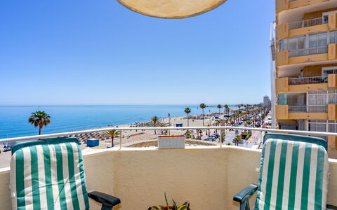Fuengirola Beach View: Tavolo, Pianta, Costruzione, Cielo, Nube, Legna, Portico, Shade, Interior Design, Sedia