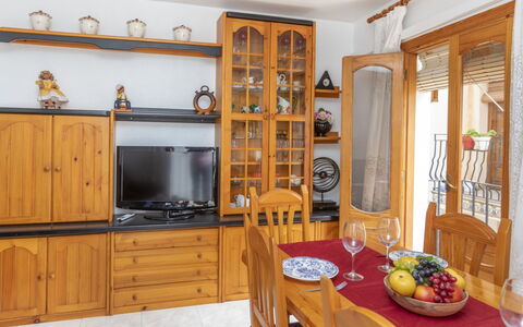 Castell: Cabinetry, Mobilia, Proprietà, Tavolo, Legna, Interior Design, Mensola, Cucina, Scaffalature, Soggiorno