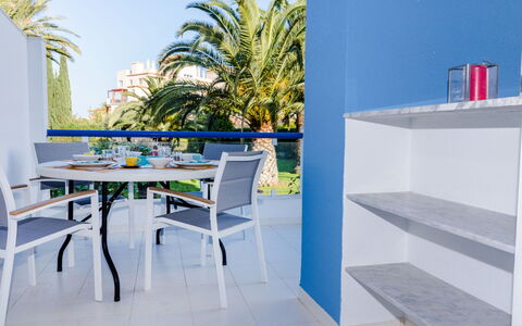 Cala Blanca Denia: Tavolo, Pianta, Costruzione, Cielo, Nube, Legna, Portico, Shade, Interior Design, Sedia