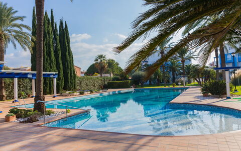 Cala Blanca Denia: Tavolo, Pianta, Costruzione, Cielo, Nube, Legna, Portico, Shade, Interior Design, Sedia