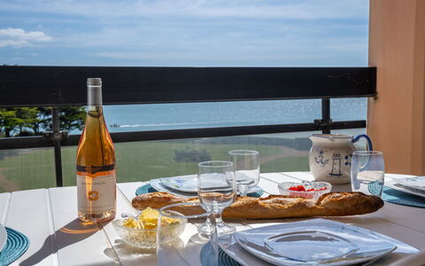 Claire Marine: Tavolo, Pianta, Costruzione, Cielo, Nube, Legna, Portico, Shade, Interior Design, Sedia