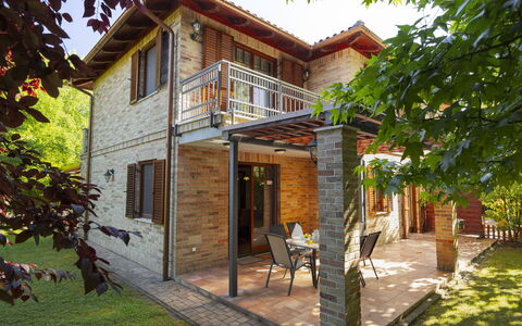 Toscana: Legna, Casa, Casa, Zona Residenziale, Porta, Villetta, Brick, Portico, Balcone, Estate