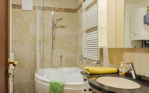 Toscana: Bagno, Idraulico Fixture, Interior Design, Lavello, Pavimentazione, Vasca Da Bagno, Rubinetto, Lavandino Del Bagno, Pavimento, Idraulico