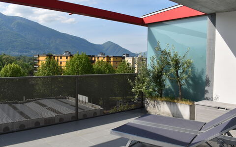 Orizia: Cielo, Costruzione, Tavolo, Finestra, Mobili Da Esterno, Urban Design, Legna, Shade, Condominio, Casa