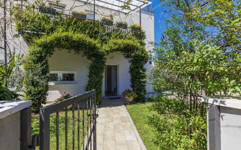 Villa Soši: Cielo, Costruzione, Tavolo, Finestra, Mobili Da Esterno, Urban Design, Legna, Shade, Condominio, Casa
