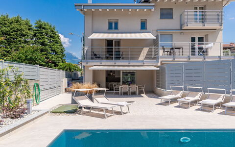 Laghetto: Costruzione, Cielo, Proprietà, Pianta, Finestra, Acqua, Azzurro, Piscina, Shade, Casa