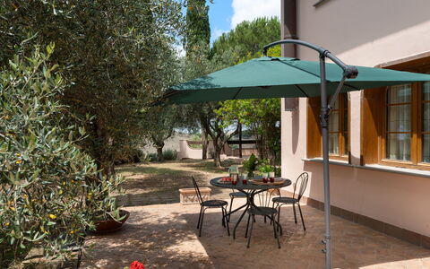 Villa Morellino: Pianta, Mobilia, Tavolo, Costruzione, Sedia, Albero, Ombrello, Shade, Mobili Da Esterno, Tavolo Esterno