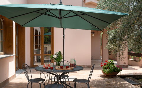 Villa Morellino: Tavolo, Pianta, Mobilia, Proprietà, Costruzione, Sedia, Shade, Vaso Di Fiori, Mobili Da Esterno, Tavolo Esterno