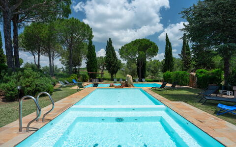 Villa Morellino: Pianta, Acqua, Nube, Cielo, Proprietà, Piscina, Azzurro, Albero, Erba, Tempo Libero