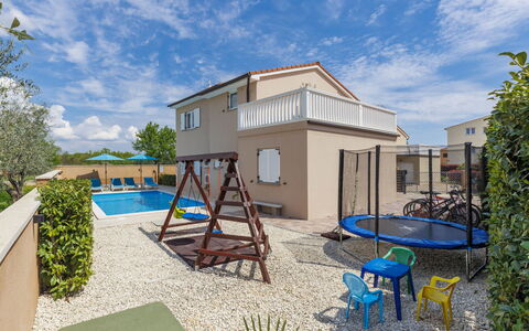 Villa Vesna: Acqua, Pianta, Cielo, Proprietà, Nube, Piscina, Azzurro, Albero, Mobili Da Esterno, Shade