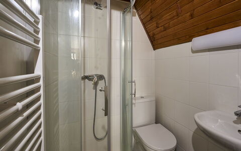 Mountain Serenity & Sauna: Idraulico Fixture, Proprietà, Costruzione, Rubinetto, Toilet Seat, Gabinetto, Bagno, Lavandino Del Bagno, Lavello, Interior Design