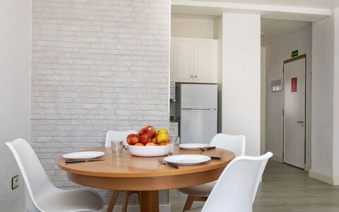 Peñismar i: Tavolo, Mobilia, Proprietà, Cabinetry, Sedia, Costruzione, Legna, Arancia, Interior Design, Porta