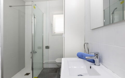 Las Terrazas de Atalayas: Lavello, Rubinetto, Specchio, Idraulico Fixture, Bagno, Lavandino Del Bagno, Porta, Illuminazione, Interior Design