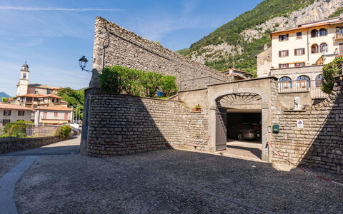 Tremezzina 606: Cielo, Nube, Proprietà, Costruzione, Pianta, Finestra, Manto Stradale, Pavimentazione, Area Rurale, Casa