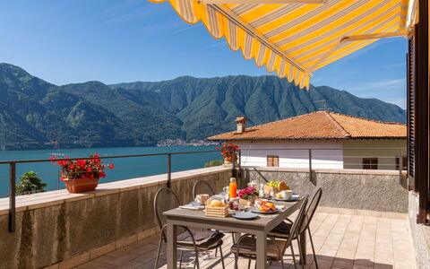 Tremezzina 606: Tavolo, Cielo, Proprietà, Montagna, Mobilia, Costruzione, Vaso Di Fiori, Acqua, Azzurro, Mobili Da Esterno
