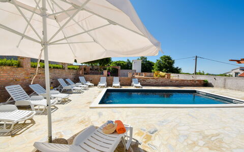 Villa Meri: Acqua, Proprietà, Mobilia, Cielo, Azzurro, Piscina, Costruzione, Mobili Da Esterno, Shade, Lettino