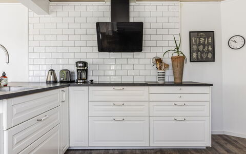 Ryedal: Cabinetry, Controsoffitto, Mobilia, Bianca, Cassetto, Lavello, Legna, Costruzione, Interior Design, Pavimentazione