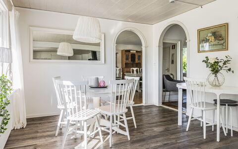 Ryedal: Tavolo, Proprietà, Mobilia, Pianta, Sedia, Interior Design, Legna, Illuminazione, Pavimento, Pavimentazione