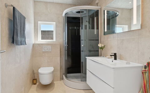 Hidde - 200M from the Sea: Soffitto, Pavimentazione, Interior Design, Pavimento, Materiale Composito, Mobilia, Ricorrere, Hotel, Design, Illuminazione Diurna