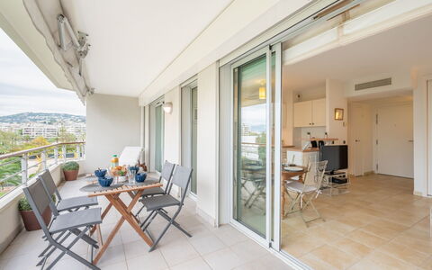 Cannes 535: Mobilia, Tavolo, Costruzione, Sedia, Finestra, Legna, Pavimentazione, Shade, Pavimento, Portico