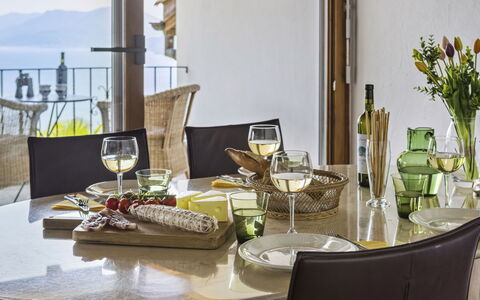 Porta: Tavolo, Tavola, Mobilia, Cibo, Dishware, Tovaglia, Interior Design, Piatto, Bicchiere Di Vino, Stemware