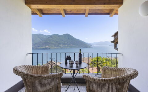 Porta: Tavolo, Cielo, Proprietà, Mobilia, Azzurro, Sedia, Legna, Mobili Da Esterno, Shade, Illuminazione