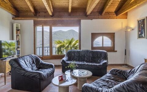 Porta: Mobilia, Proprietà, Divano, Pianta, Comfort, Legna, Shade, Interior Design, Soggiorno, Costruzione