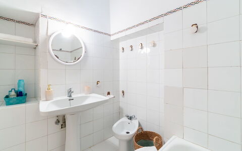 Virgen de Las Angustias: Specchio, Idraulico Fixture, Costruzione, Rubinetto, Proprietà, Lavello, Lavandino Del Bagno, Bagno, Viola
