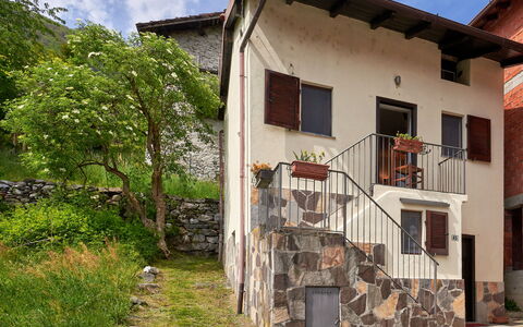 Casa Dascio: Acqua, Pianta, Costruzione, Cielo, Giorno, Proprietà, Blu, Azzurro, Piscina, Grattacielo
