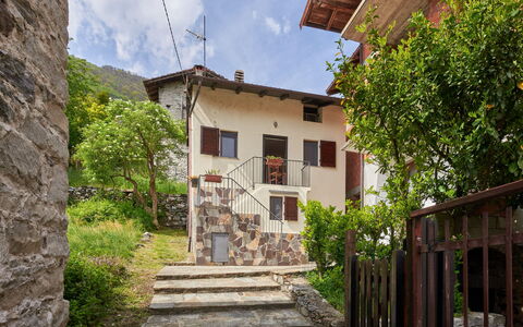 Casa Dascio: Acqua, Pianta, Costruzione, Cielo, Giorno, Proprietà, Blu, Azzurro, Piscina, Grattacielo