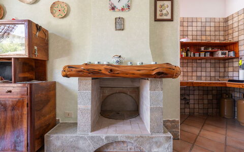 Luli: Mobilia, Cornice, Costruzione, Legna, Architettura, Tavolo, Pavimentazione, Soggiorno, Pavimento, Casa