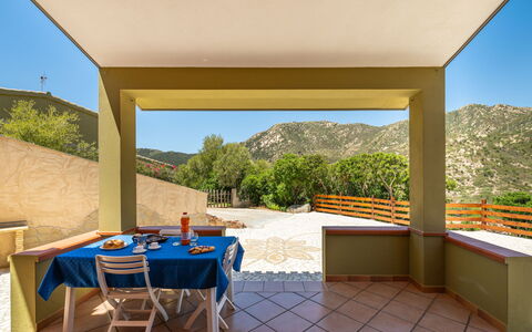 Luli: Tavolo, Pianta, Proprietà, Costruzione, Azzurro, Cielo, Shade, Interior Design, Illuminazione, Legna